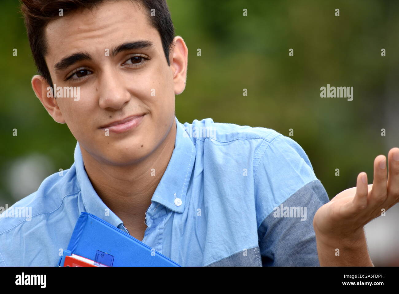 Une personne Latino Indécis Banque D'Images Une personne Latino Indécis Banque D'Images