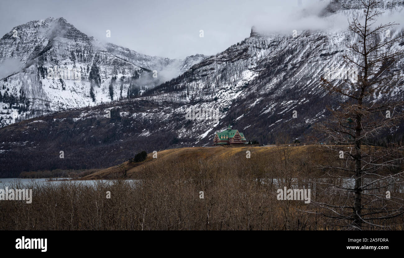 Hôtel historique du Canada avec snowy rocheuses en arrière-plan. Banque D'Images