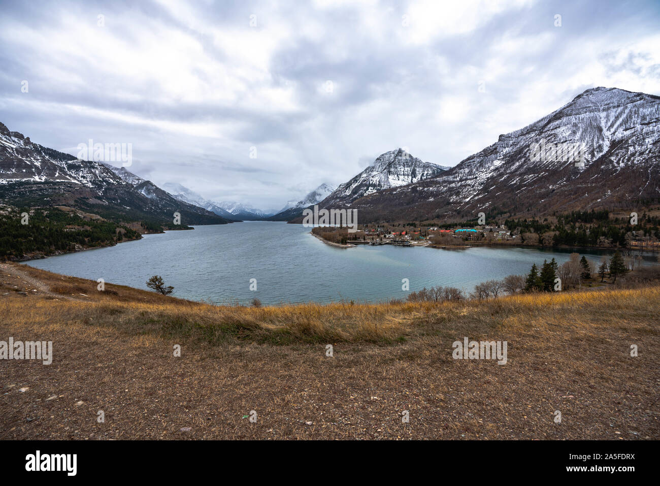 Superbe vue sur la montagne et le lac Waterton. Banque D'Images