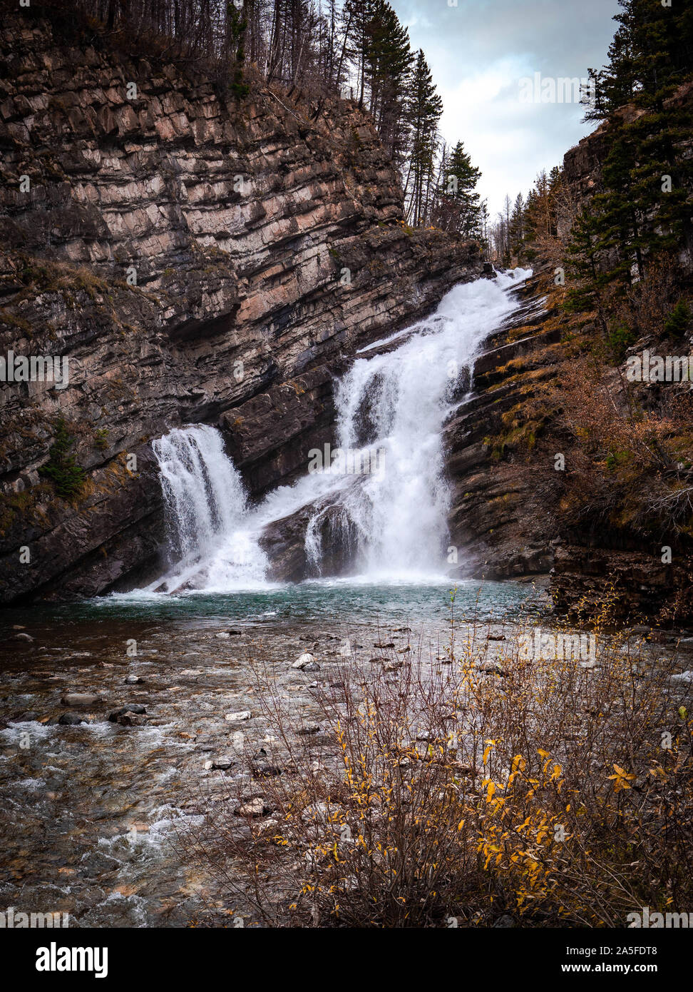 Scenic autumn waterfall à Waterton, en Alberta. Banque D'Images