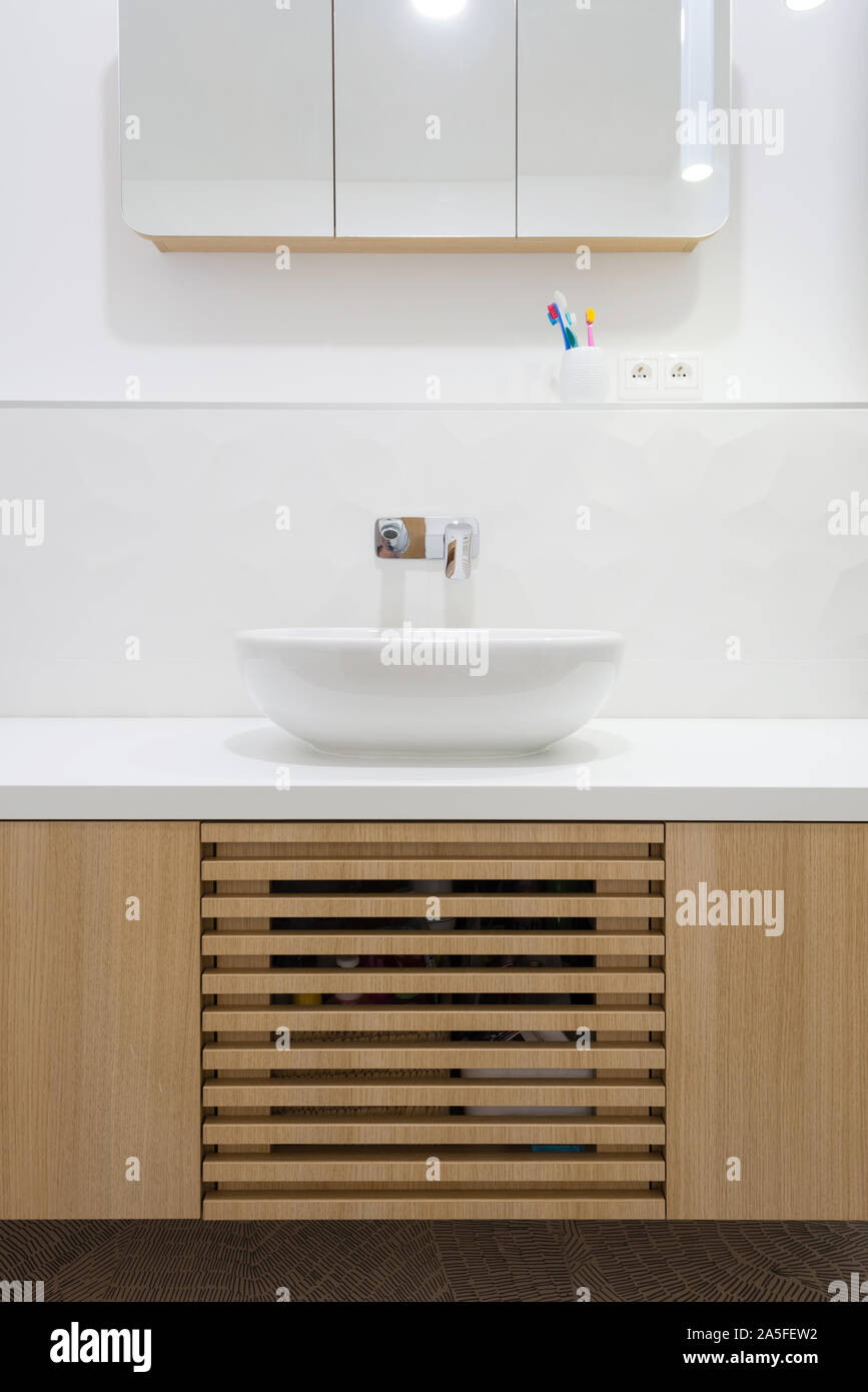 Intérieur de salle de bains contemporaine en bois de couleur blanche avec Banque D'Images