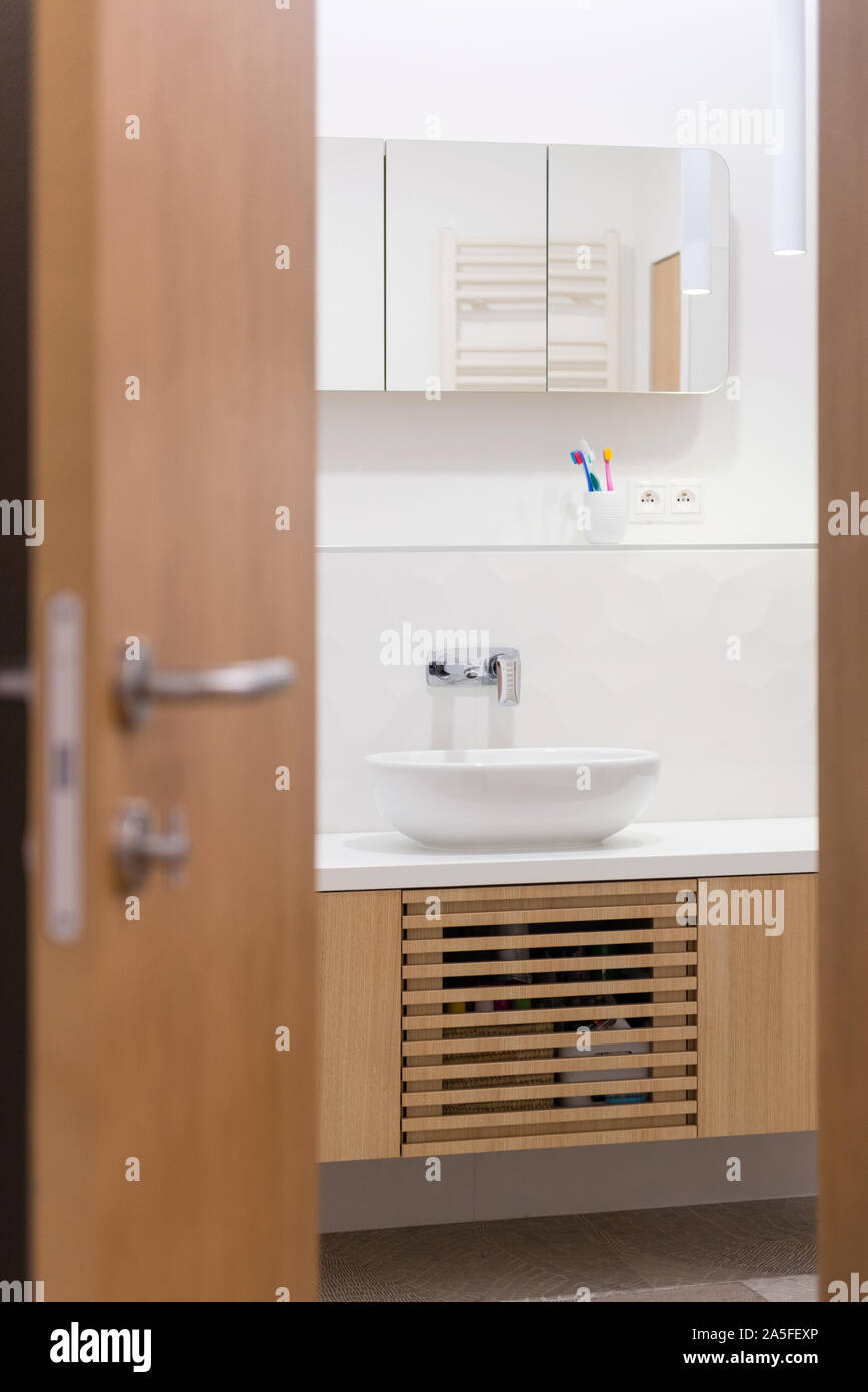 Intérieur de salle de bains contemporaine en bois de couleur blanche avec Banque D'Images