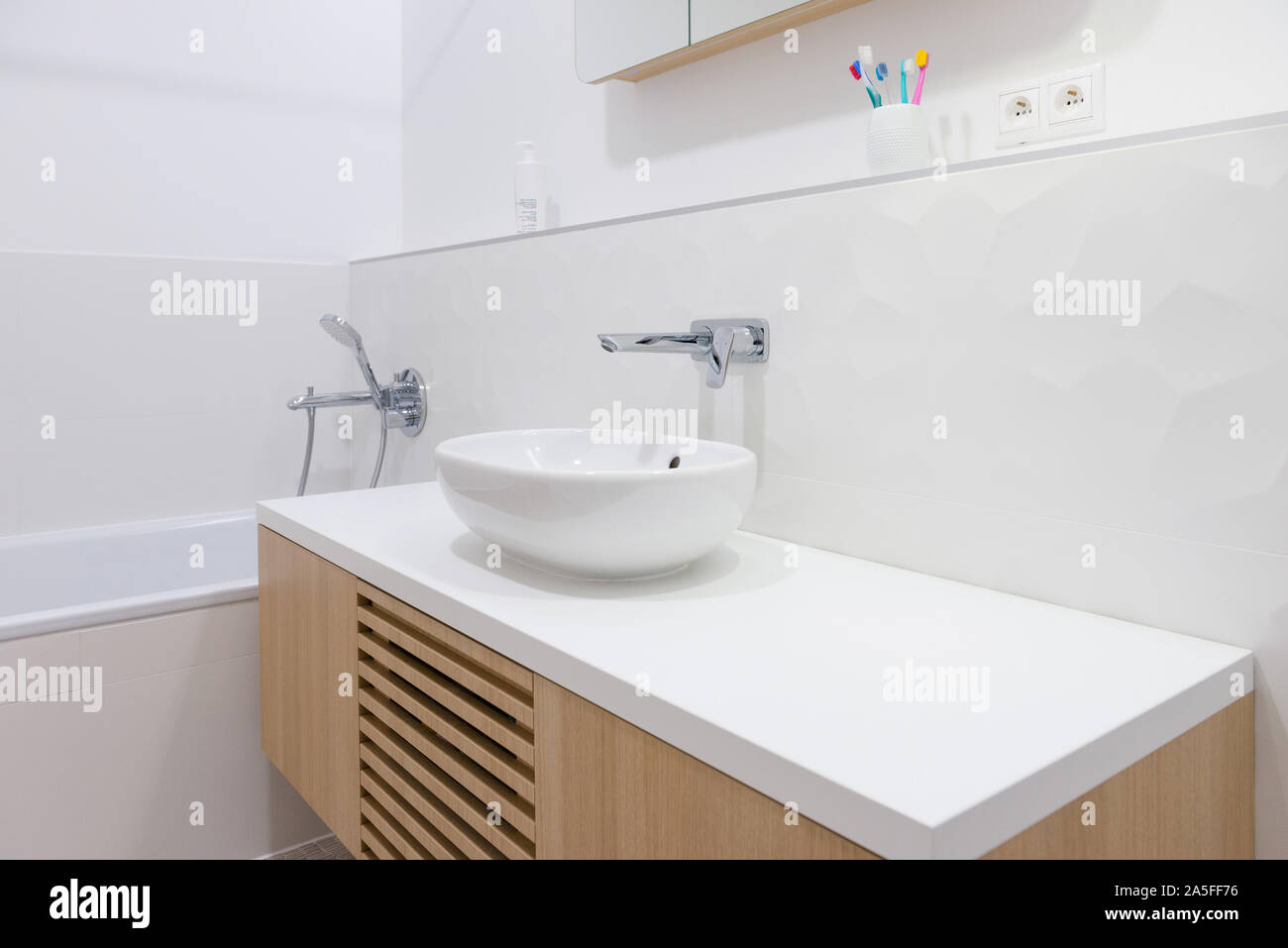 Intérieur de salle de bain moderne avec baignoire et douche Banque D'Images