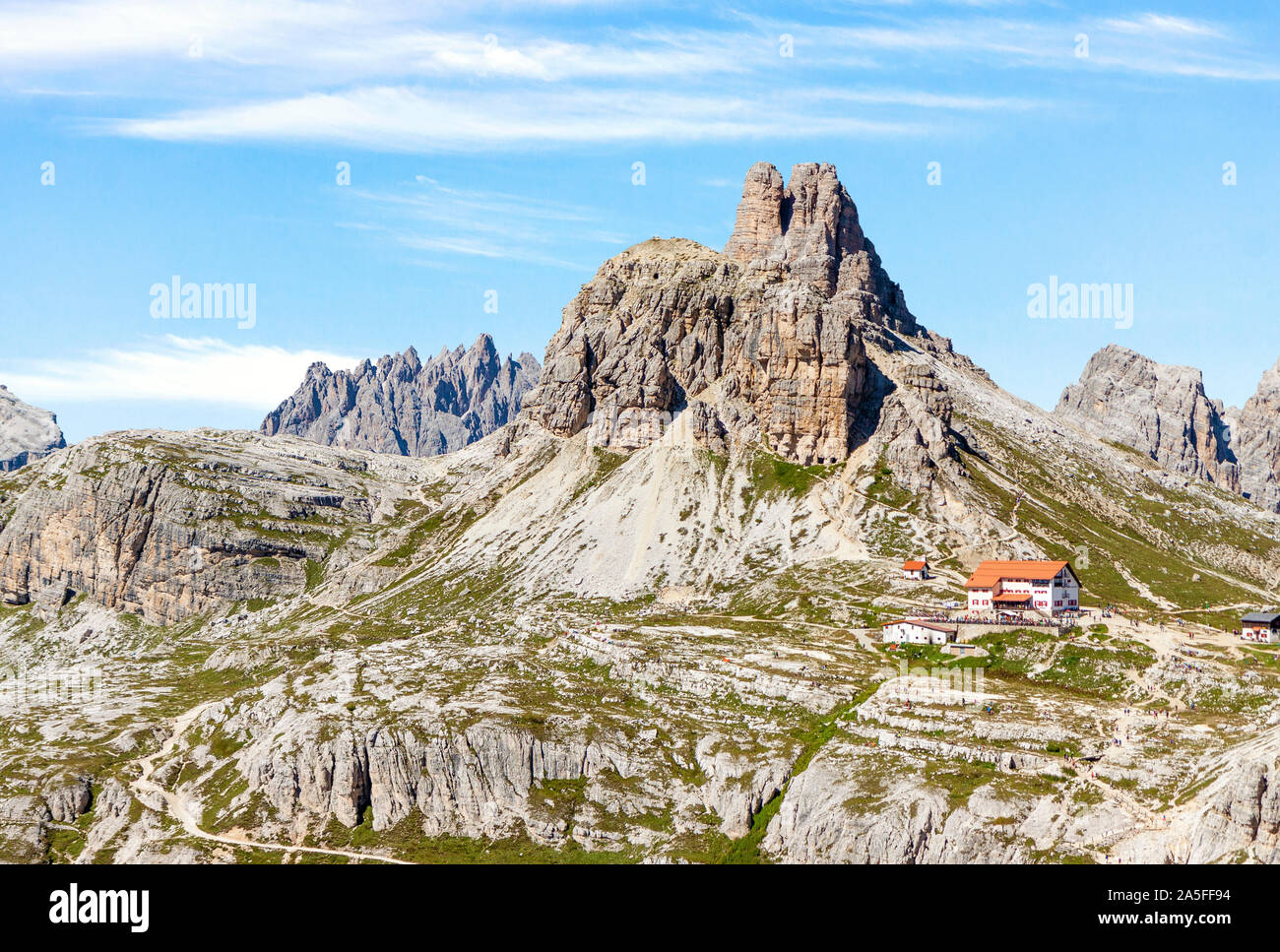 Paysage des montagnes pittoresques dans le Parc Naturel des pics trois cols alpins en italien Banque D'Images