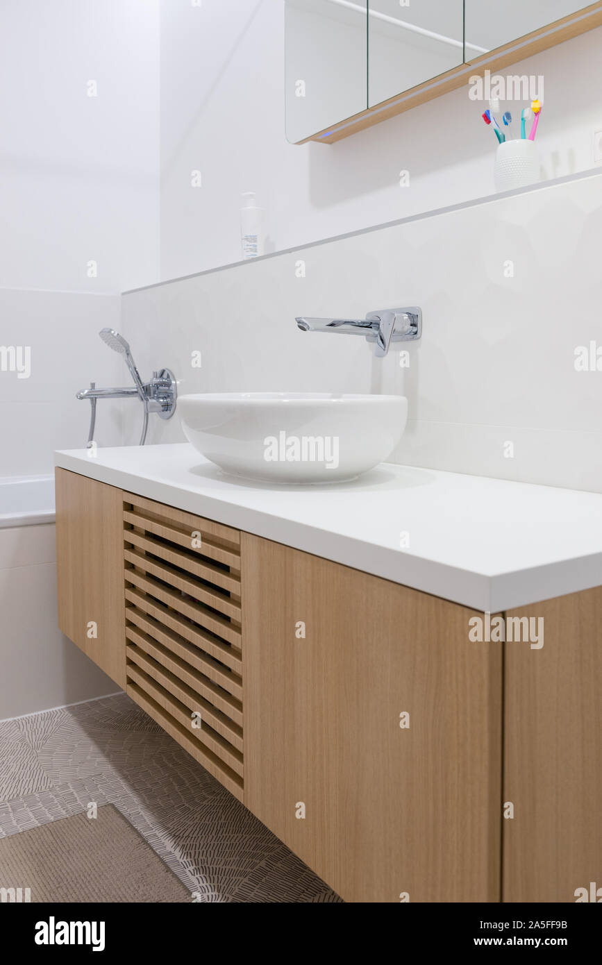 Intérieur de salle de bain moderne avec baignoire et douche Banque D'Images