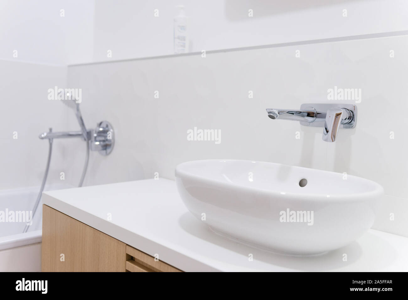 Intérieur de salle de bain moderne avec baignoire et douche Banque D'Images