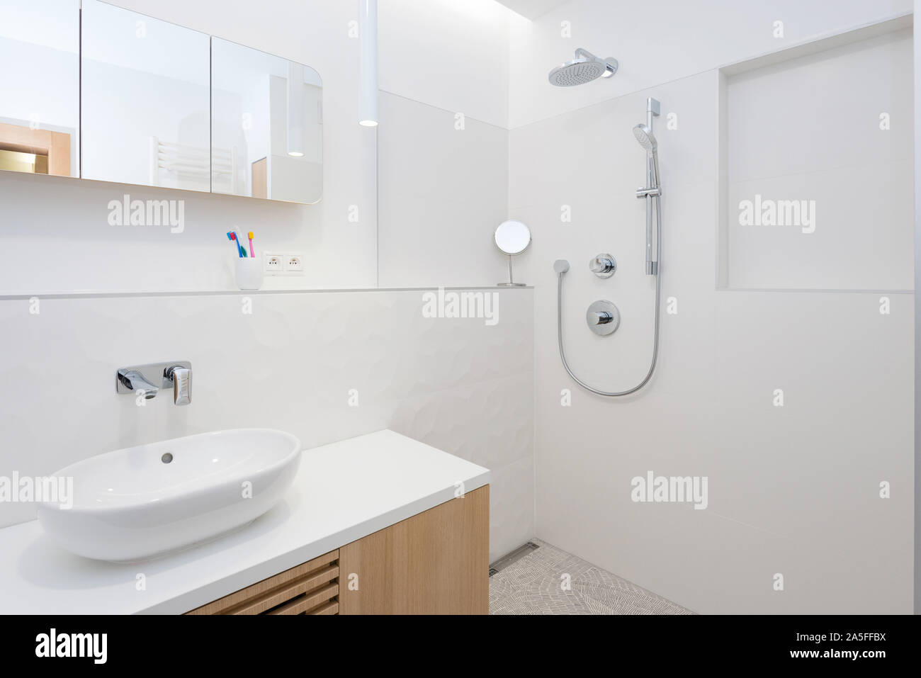 Intérieur de salle de bain moderne avec baignoire et douche Banque D'Images