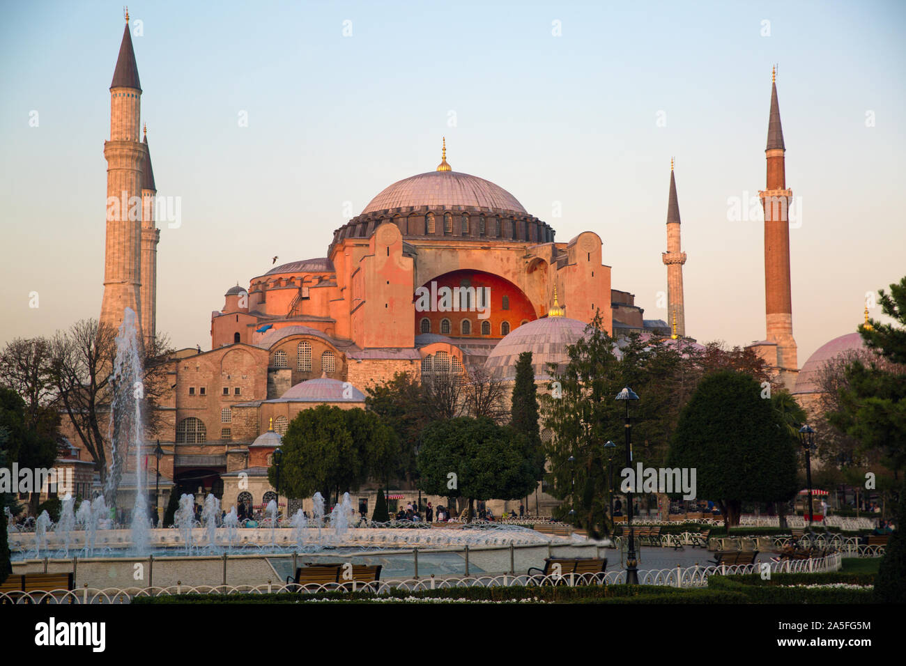 Aya Sofia, Istanbul, Turquie. Belle couleur de coucher du soleil. La place Sultanahmet. Banque D'Images