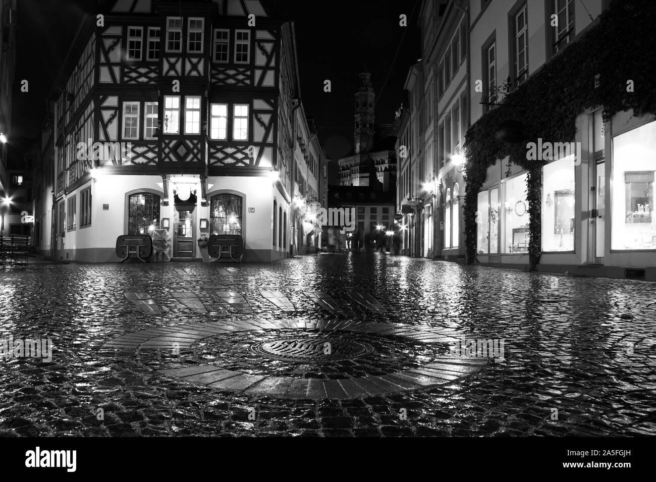 Low angle d'une place pavée, maison à colombages, Mayence la nuit, Allemagne Banque D'Images