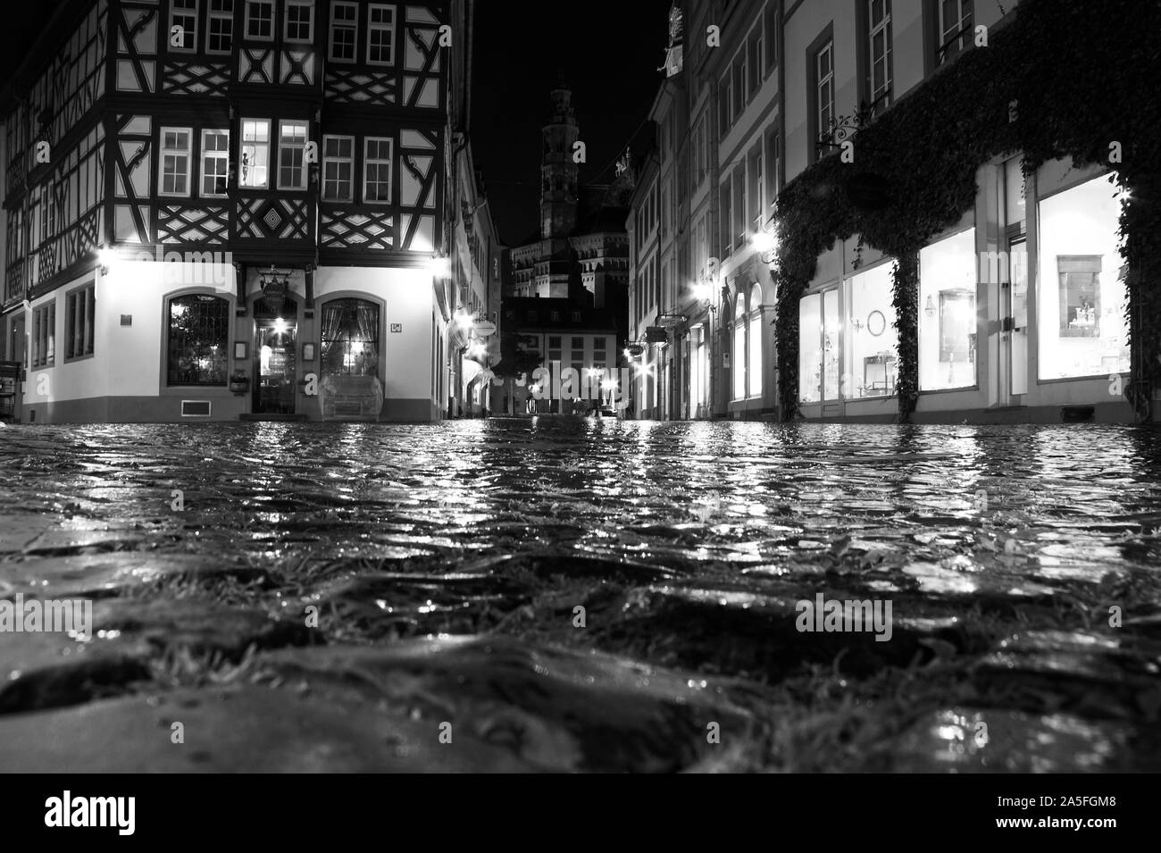 Low angle d'une place pavée, maison à colombages, Mayence la nuit, Allemagne Banque D'Images