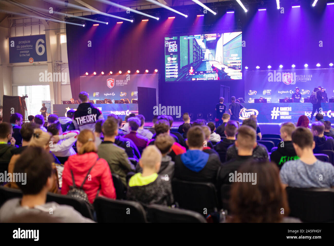 POZNAN, Pologne - 19 octobre, 2019 : Les gens regardent CS:GO tournois sur le PGA2019. PGA2019 est un ordinateur Jeux et divertissement événement organisé je Banque D'Images