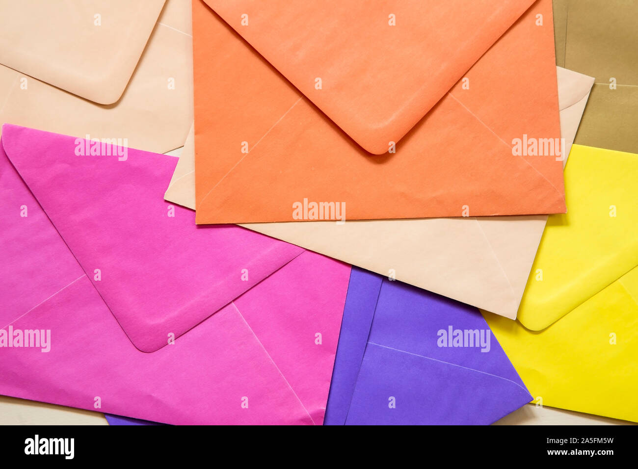 La pile d'enveloppes colorées en arrière-plan Banque D'Images