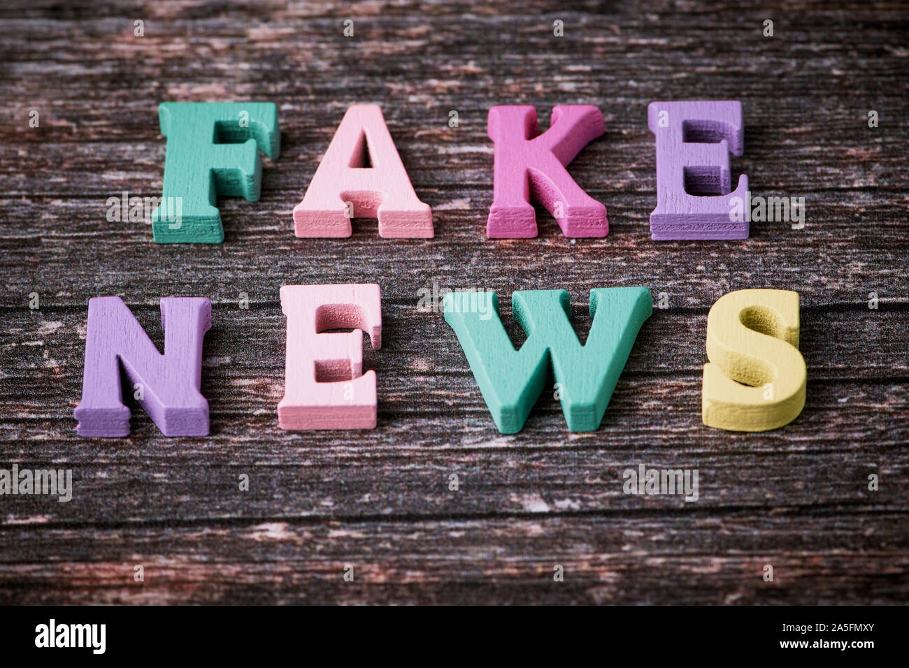 Les mots anglais - fake news - portées avec des lettres en bois sur fond de bois Banque D'Images