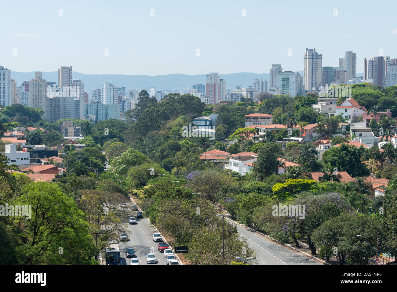 SAO PAULO, BRÉSIL - 05 octobre, 2019, grand angle : photo de belle vue à partir de la station de métro Presidente Prudente de l'immense ville Sao Paulo, Brésil Banque D'Images