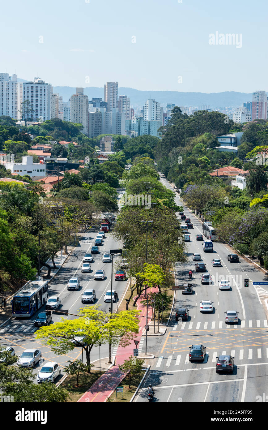 SAO PAULO, BRÉSIL - 05 octobre, 2019 : Vertical photo de belle vue à partir de la station de métro Presidente Prudente de l'énorme Ville Sao Paulo, Brésil Banque D'Images