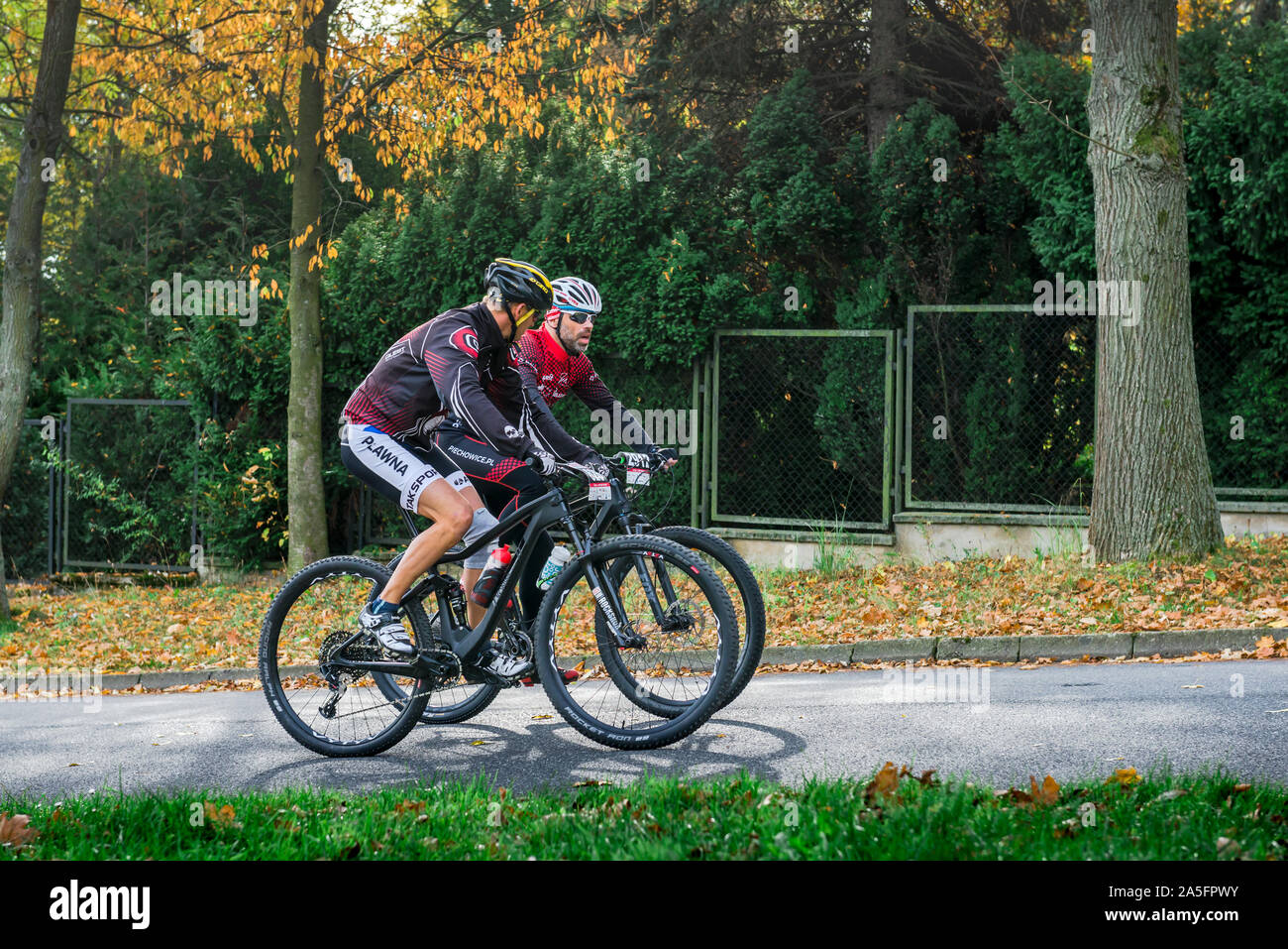 La Pologne, Sobotka - 19 octobre 2019 : deux hommes en concurrence dans la course de vélo de montagne Banque D'Images