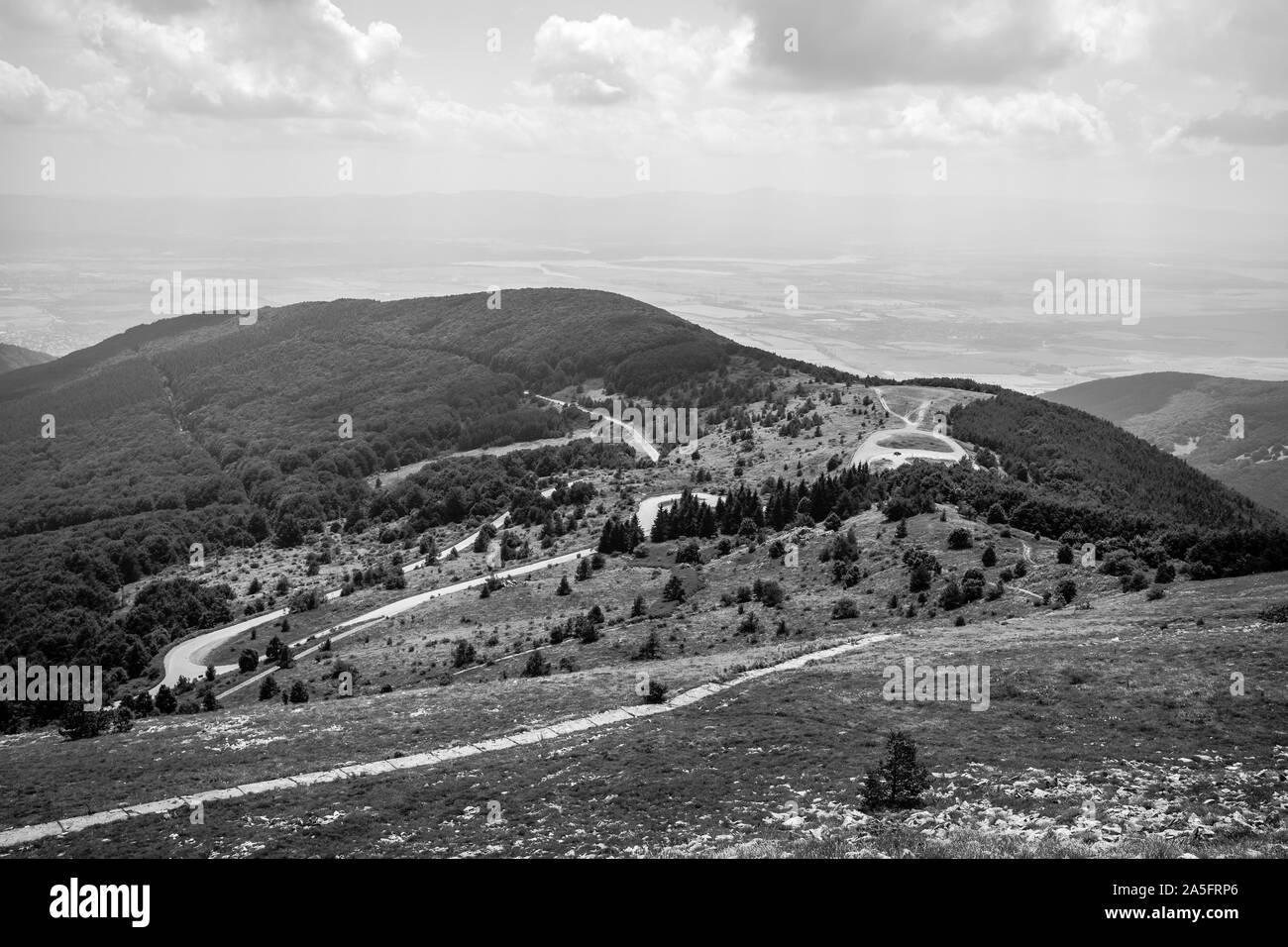 Avis de Shipka Pass de Buzludzha Peak. Shipka Pass - une vue panoramique sur la montagne passer à travers les montagnes des Balkans en Bulgarie. Noir et blanc. Banque D'Images