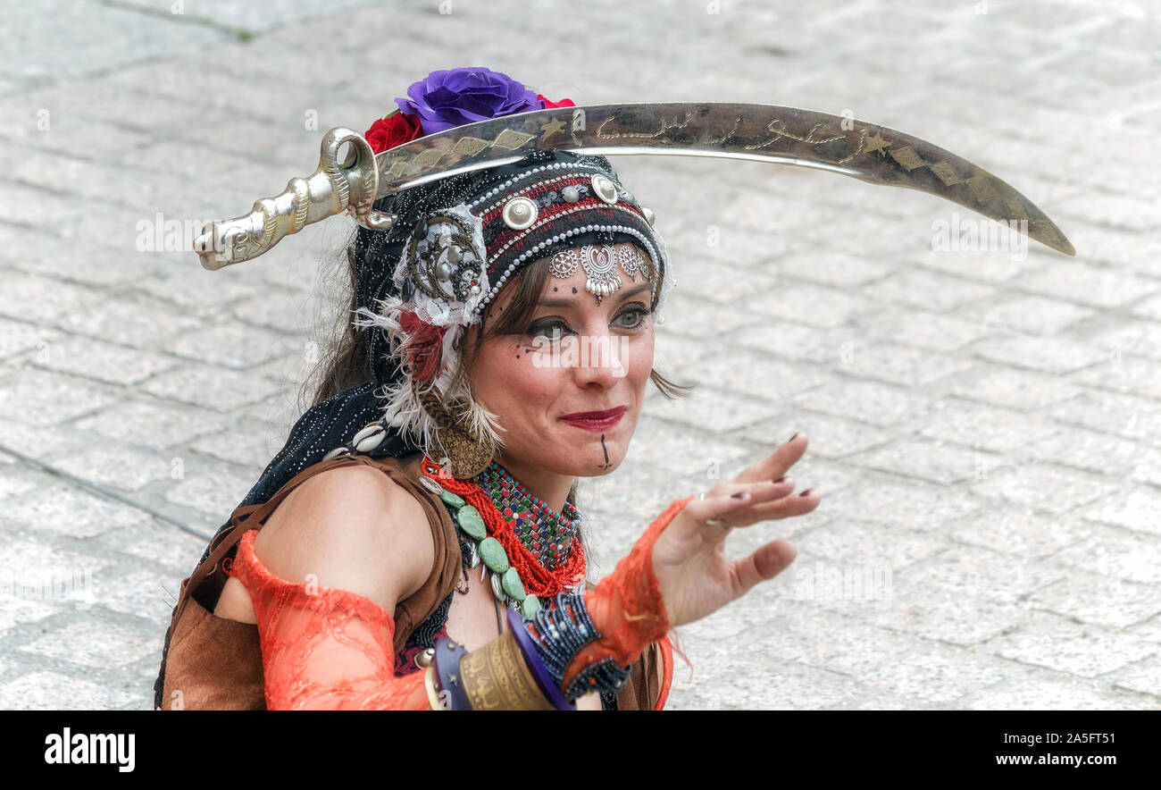 Les danses sacrées. Légales. Belle femme danse avec un sabre sur la tête, en place San Diego, au cours de la semaine du marché de rue médiévale cervantino Banque D'Images