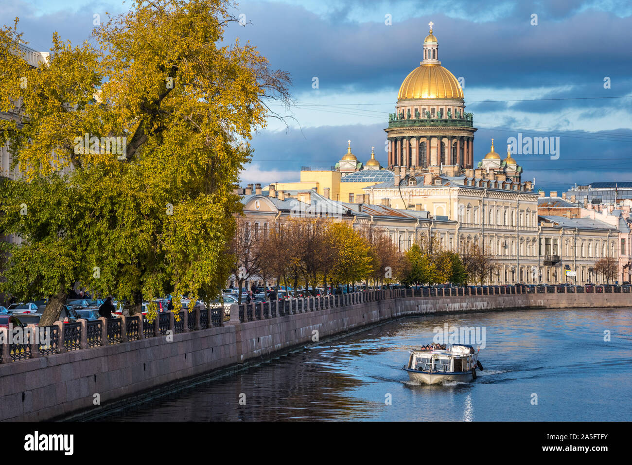 Saint-pétersbourg, Russie - 15 octobre 2019 : une excursion en bateau le long de la rivière Moïka passé la Cathédrale Saint Isaac (Isaakievskiy Sobor). Banque D'Images