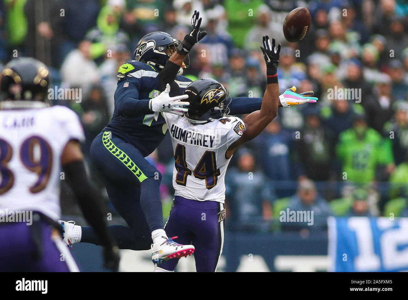 20 octobre 2019 : (Note de l'ÉDITEUR : CULTURE DE REMPLACEMENT) Seattle Seahawks wide receiver DK Metcalf (14) tente d'attraper un col pour se défendre par Baltimore Ravens Marlon évoluait Humphrey (44) lors d'un match entre les Ravens de Baltimore et Seattle Huskies au CenturyLink Field à Seattle, WA. Sean Brown/CSM Banque D'Images