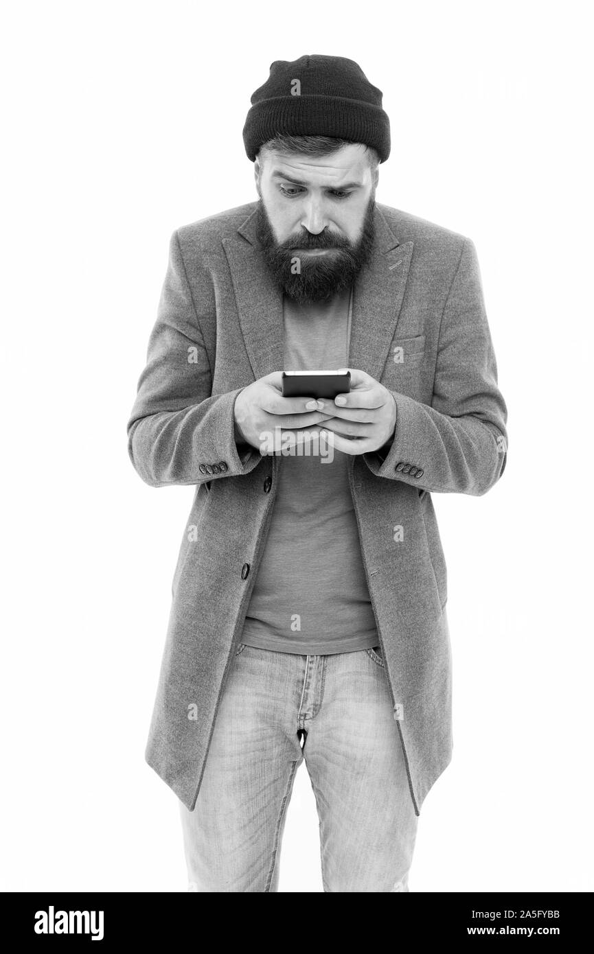Jeu Mobile addict. Gamer participant à un jeu sur smartphone. Jouer Hipster jeu portable via wifi ou 3G. Homme barbu player bénéficiant gratuitement jeu en ligne. Banque D'Images