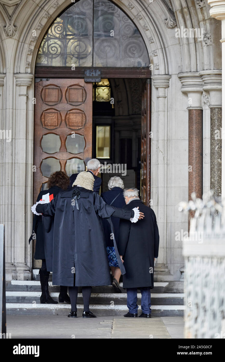 QC à la Cour royale de Justice sur les soies jour pour payer son respect, Londres. Banque D'Images