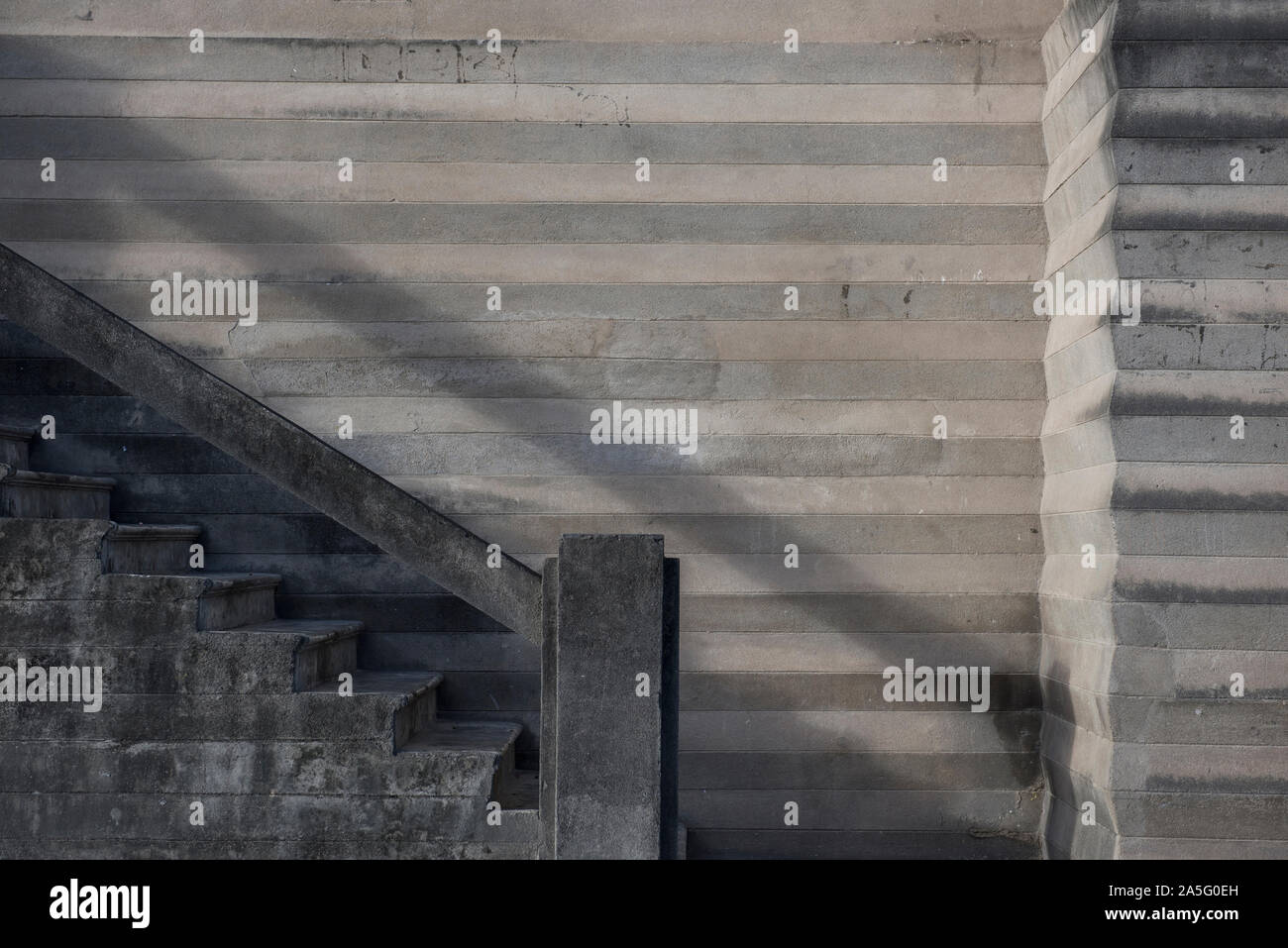 Escalier en béton dans les rues de Penedo, dans l'état d'Alagoas, Brésil - l'abstraction, des lignes, des ombres et de la lumière du soleil (composition avec des lignes pour le texte Banque D'Images