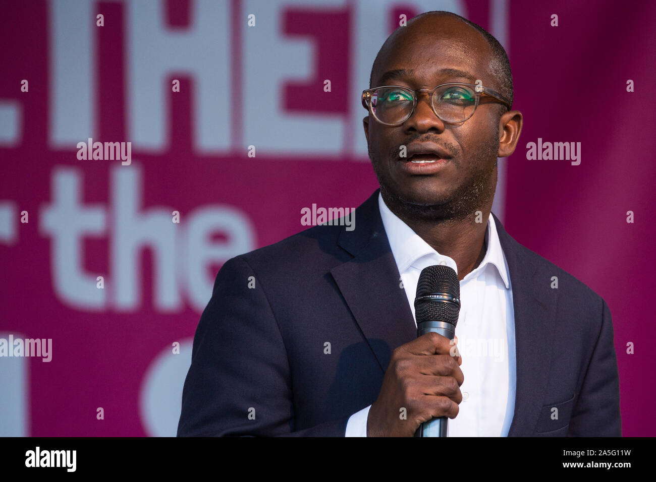 Londres, Royaume-Uni. 19 octobre, 2019. Sam Gyimah, Libéral démocrate MP pour le Surrey, adresses des centaines de milliers de pro-citoyens de l'UE à un ensemble d'e Banque D'Images