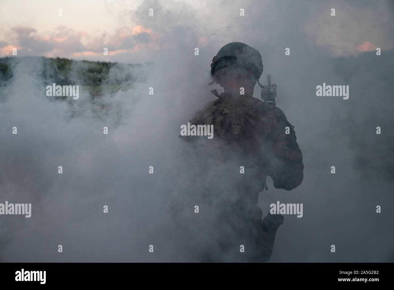 Un marin américain passe par une fusillade au cours de l'effort de forage 3 KAMANDAG au Fort Magsaysay, Luzon, Philippines, le 15 octobre 2019. KAMANDAG la modernisation militaire les progrès et le développement des capacités à travers les échanges d'experts en la matière. KAMANDAG est un acronyme pour la phrase "Kaagagapay Manirigma Dagat ng ng mga," qui se traduit par "la coopération des guerriers de la Mer," mettant en relief le partenariat entre les États-Unis et les forces armées des Philippines. (U.S. Marine Corps photo par Lance Cpl. Andrew R. Bray) Banque D'Images