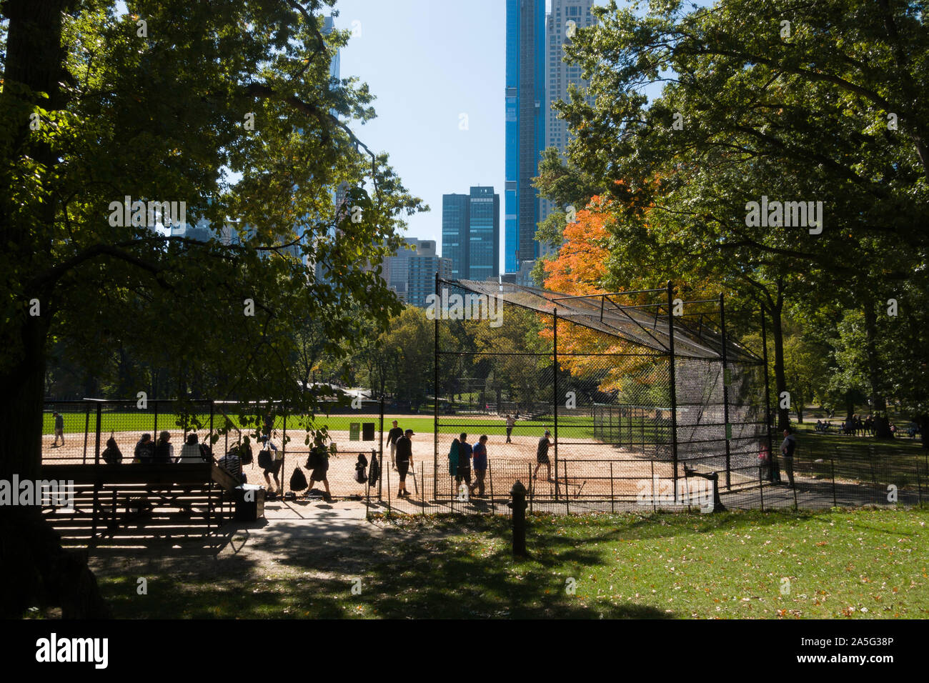 Jeu de balle-molle à Heckscher Ballfields dans Central Park, NYC, USA Banque D'Images