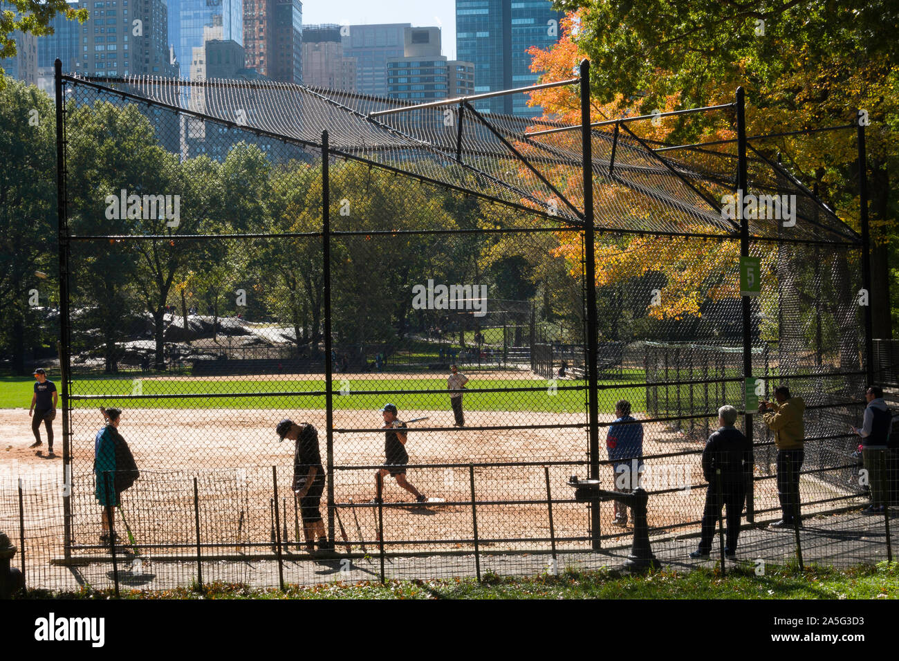 Jeu de balle-molle à Heckscher Ballfields dans Central Park, NYC, USA Banque D'Images