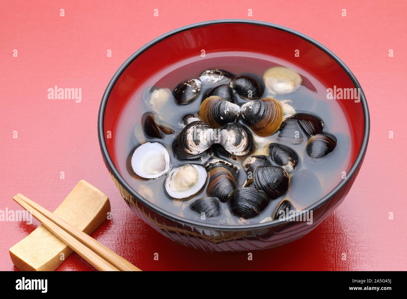 La nourriture japonaise, Osuimono shijimi de soupe et de légumes dans un bol Banque D'Images