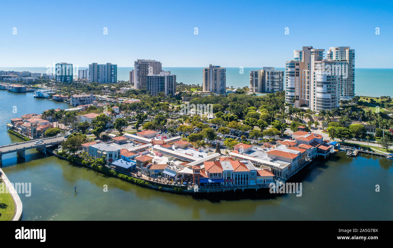 Les images aériennes de commerces du village sur la baie vénitienne dans Park Shore de Naples FL sur le golfe du Mexique au sud de Fort Myers et près de Marco Island FL Banque D'Images