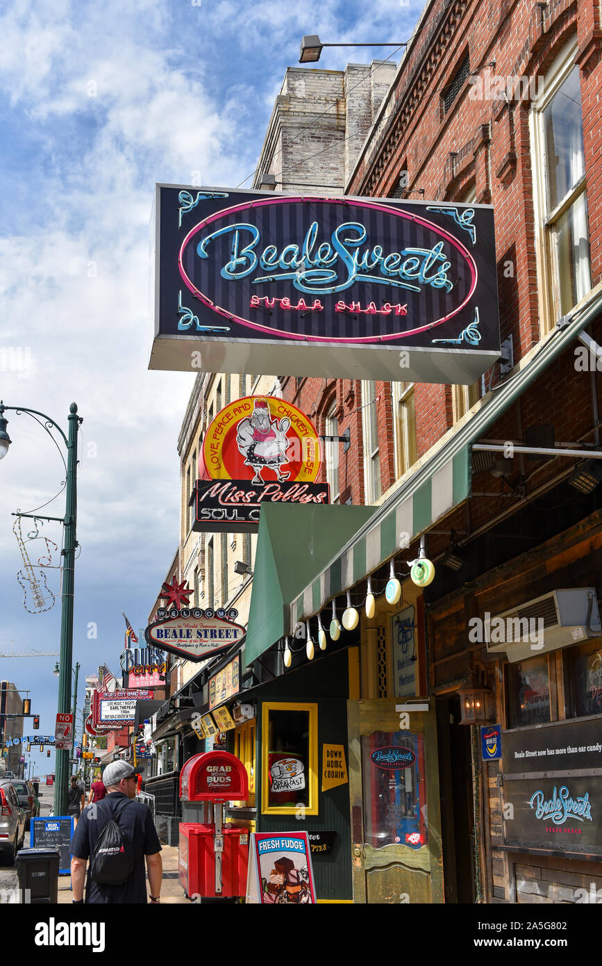 Memphis, TN, USA - 24 septembre 2019 : Restaurants, boutiques et bars le long de la célèbre Beale Street, avec ses nombreux néons a été déclarée l'accueil de Banque D'Images