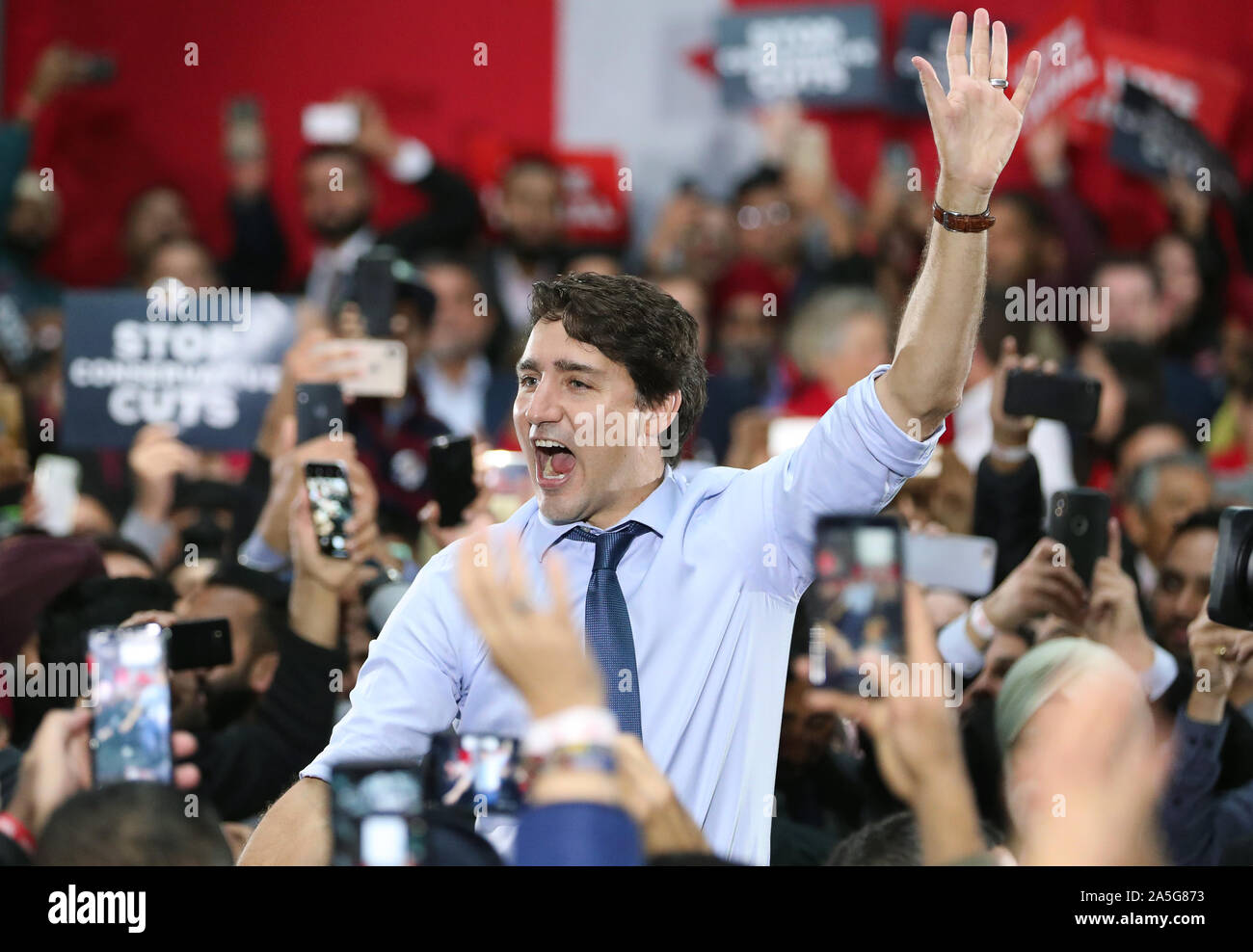 Vancouver, Canada. 20 Oct, 2019. Le chef du Parti libéral du Canada, Justin Trudeau électeurs accueille Woodward's Atrium dans Gastown, Vancouver, Colombie-Britannique, le 20 octobre 2019 lors de la dernière journée de la campagne électorale fédérale. Le jour de l'élection, c'est demain, 21 octobre, 2019. Photo par Heinz Ruckemann/UPI UPI : Crédit/Alamy Live News Banque D'Images