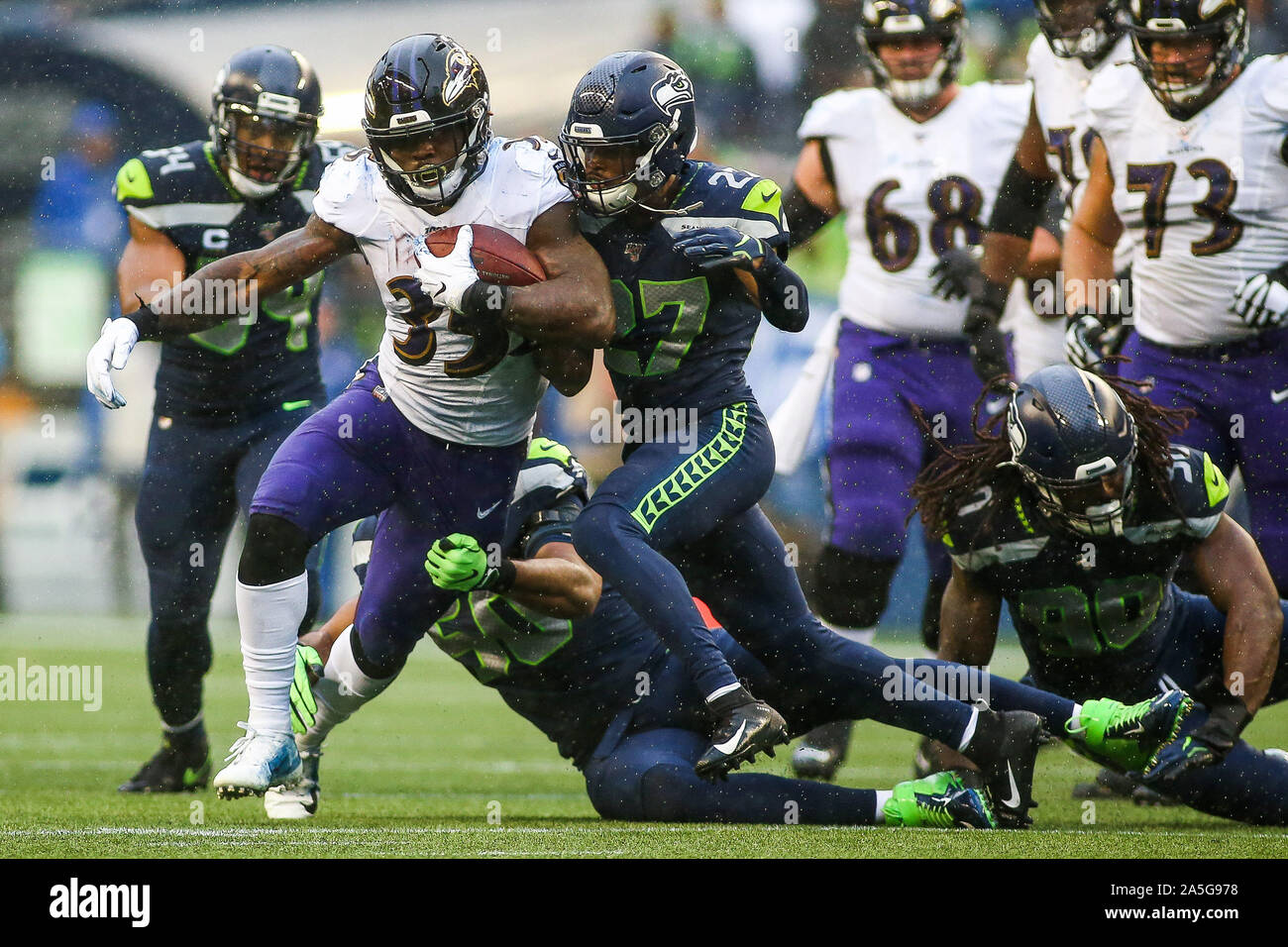 20 octobre 2019 - Baltimore Ravens running back Gus Edwards (35) est abordé par Seattle Seahawks linebacker K.J. Wright (50) lors d'un match entre les Ravens de Baltimore et Seattle Huskies au CenturyLink Field à Seattle, WA. Les Ravens a battu les Seahawks 30-16. Sean Brown/CSM Banque D'Images