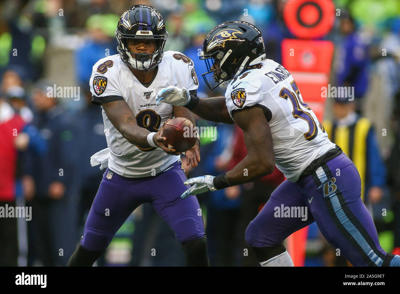 Seattle, WA, USA. 20 Oct, 2019. Baltimore Ravens quarterback Lamar Jackson (8) mains le ballon à Baltimore Ravens running back Gus Edwards (35) lors d'un match entre les Ravens de Baltimore et Seattle Huskies au CenturyLink Field à Seattle, WA. Les Ravens a battu les Seahawks 30-16. Sean Brown/CSM/Alamy Live News Banque D'Images