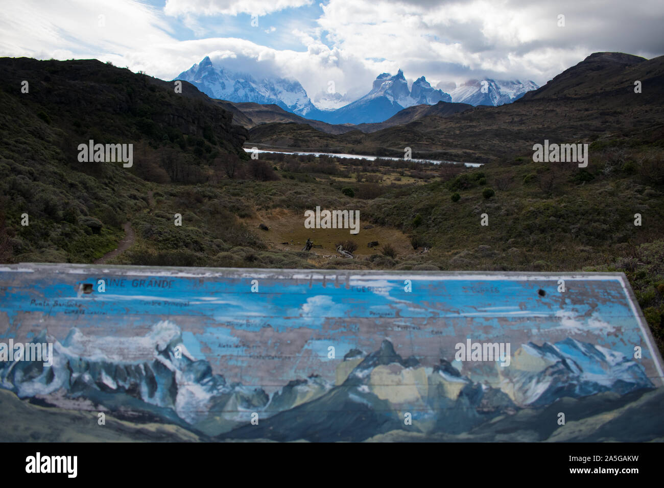 Carte de randonnée à Torres del Paine de montagnes en arrière-plan en Patagonie Chili Banque D'Images