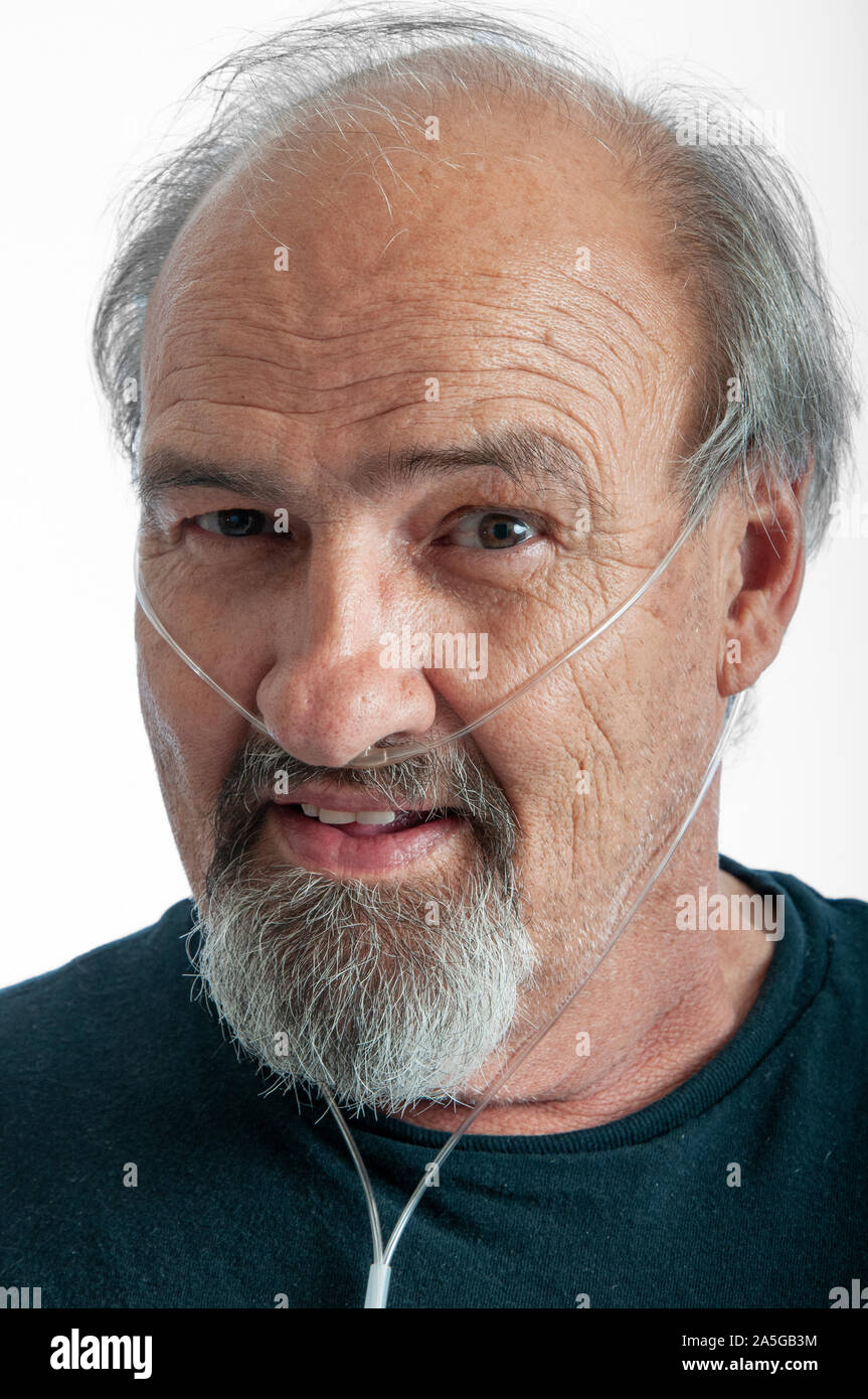 L'homme avec la MPOC portant une canule nasale pour oxygène suplemental Banque D'Images