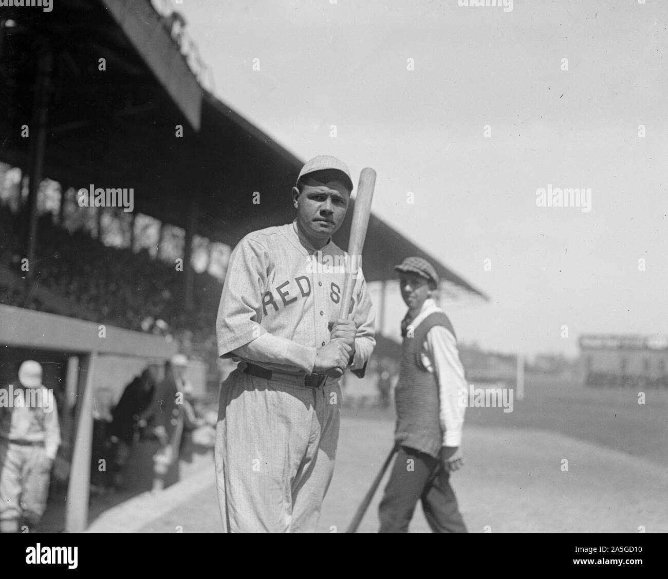 Babe Ruth avec bat portant des uniformes des Boston Red Sox - 1919 Banque D'Images