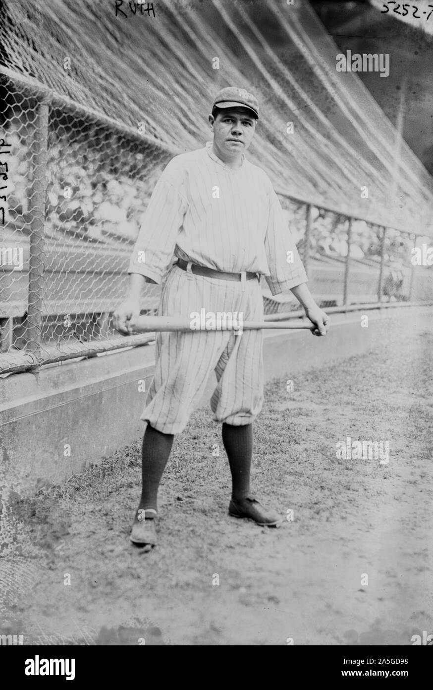 Babe Ruth, de la Ligue de baseball américain New York Yankees, l'équipe s'appuie sur son bâton. Banque D'Images