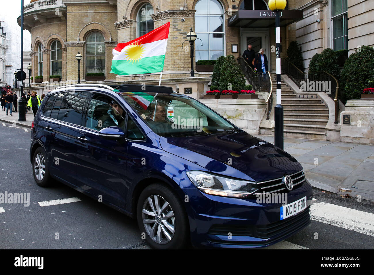 Londres, Royaume-Uni. 20 Oct, 2019. Un manifestant kurde kurde de vagues un drapeau d'une voiture pendant la démonstration.Les manifestants ont appelé à une mobilisation de masse dans le monde entier et des actions contre l'armée turque dans le nord de la Syrie. Le 9 octobre 2019 Le président américain, Donald Trump a annoncé que les troupes américaines vont tirer vers l'arrière de la zone. Credit : SOPA/Alamy Images Limited Live News Banque D'Images