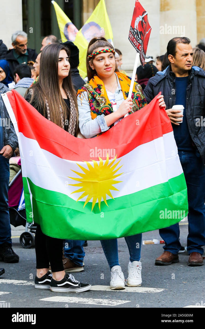 Londres, Royaume-Uni. 20 Oct, 2019. Deux manifestants kurdes avec un drapeau kurde pendant la démonstration.Les manifestants ont appelé à une mobilisation de masse dans le monde entier et des actions contre l'armée turque dans le nord de la Syrie. Le 9 octobre 2019 Le président américain, Donald Trump a annoncé que les troupes américaines vont tirer vers l'arrière de la zone. Credit : SOPA/Alamy Images Limited Live News Banque D'Images