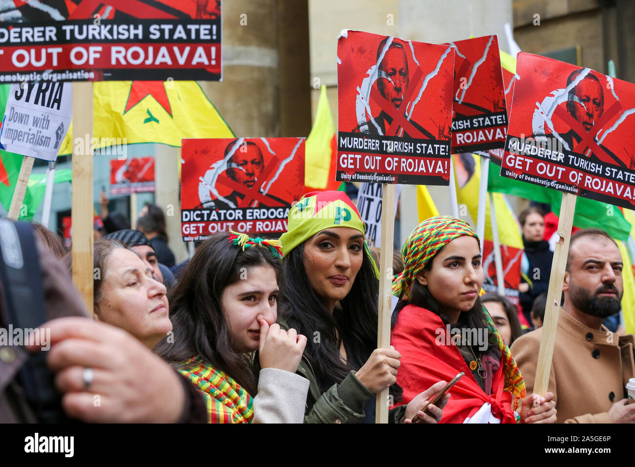 Londres, Royaume-Uni. 20 Oct, 2019. Les manifestants kurdes avec des pancartes pendant la démonstration.Les manifestants ont appelé à une mobilisation de masse dans le monde entier et des actions contre l'armée turque dans le nord de la Syrie. Le 9 octobre 2019 Le président américain, Donald Trump a annoncé que les troupes américaines vont tirer vers l'arrière de la zone. Credit : SOPA/Alamy Images Limited Live News Banque D'Images