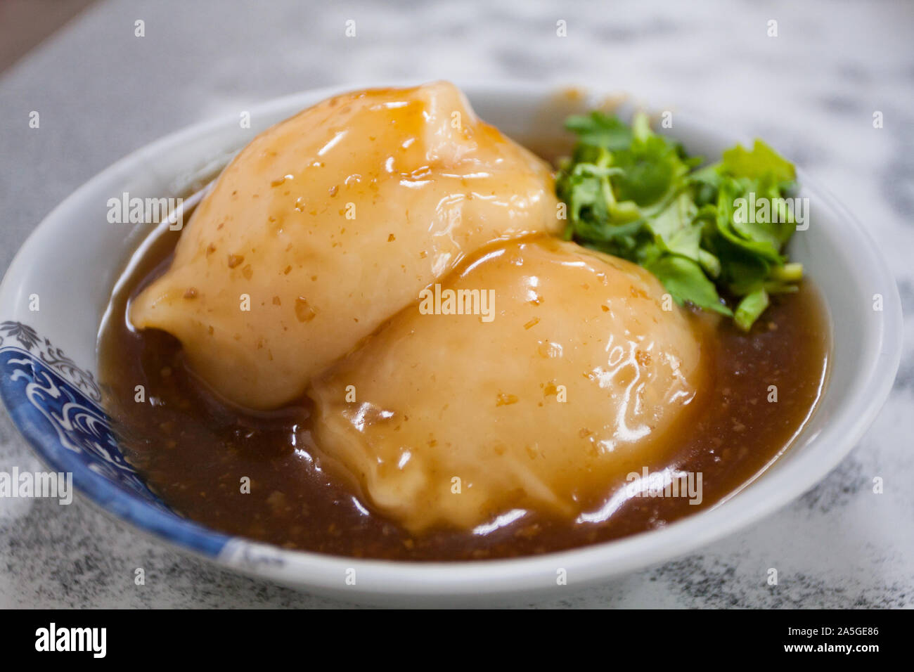 La vapeur taïwanais meatball (Ba wan), avec porc haché, champignons shiitake et pousses de bambou enroulé à l'intérieur d'une poche gélatineuse translucide, Taiwan Banque D'Images