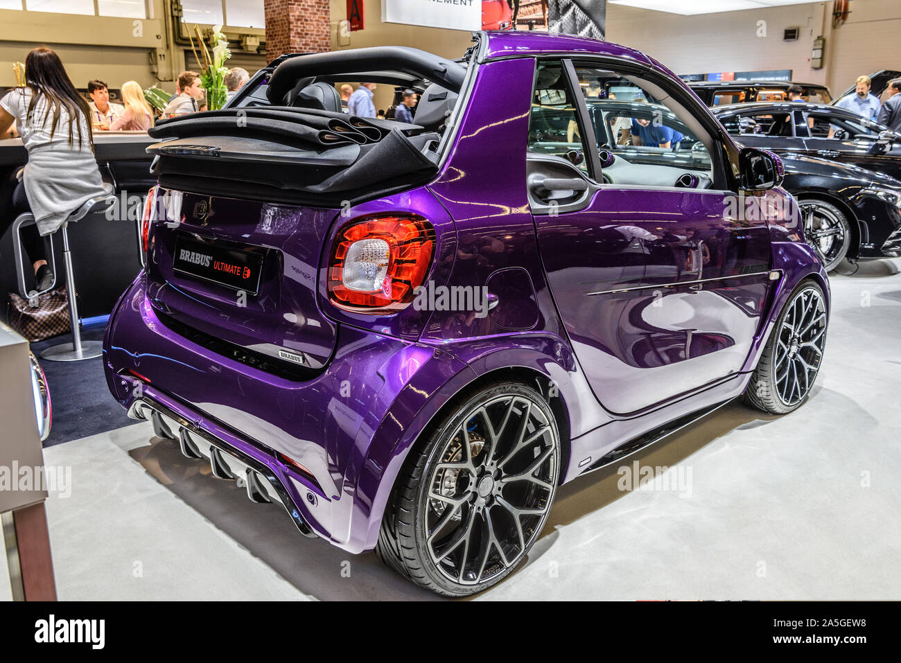Francfort, Allemagne - Sept 2019 : pourpre violet MERCEDES-BENZ SMART  FORTWO BRABUS ULTIMATE E C453 2014, IAA International Motor Show Salon  International de l'auto Photo Stock - Alamy