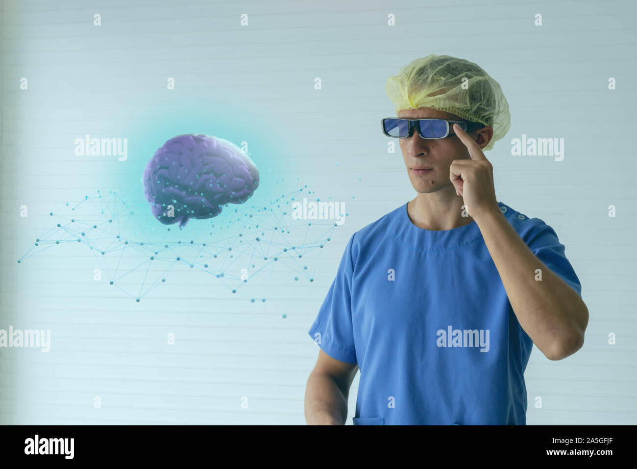 Médecin chirurgie utiliser smart lunettes avec appareil mixte augmentée de la technologie de la réalité virtuelle pour étudier le cerveau et de simulation de réseau de neurones patient Banque D'Images