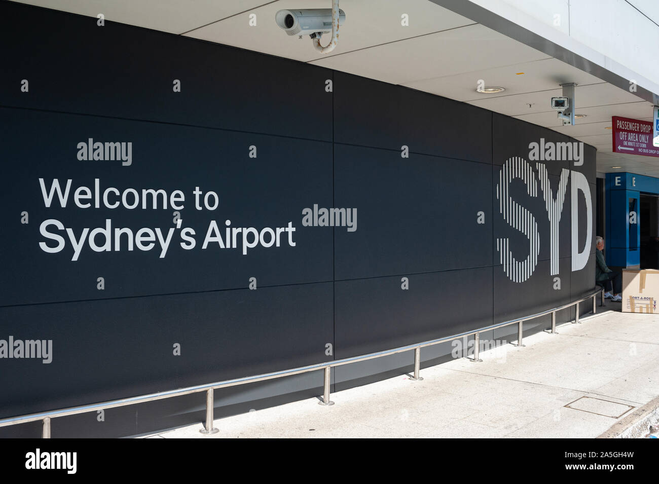 28.09.2019, Sydney, Nouvelle-Galles du Sud, Australie - Bienvenue à l'aéroport de Sydney est écrit à l'extérieur du terminal, à la zone de départ. Banque D'Images