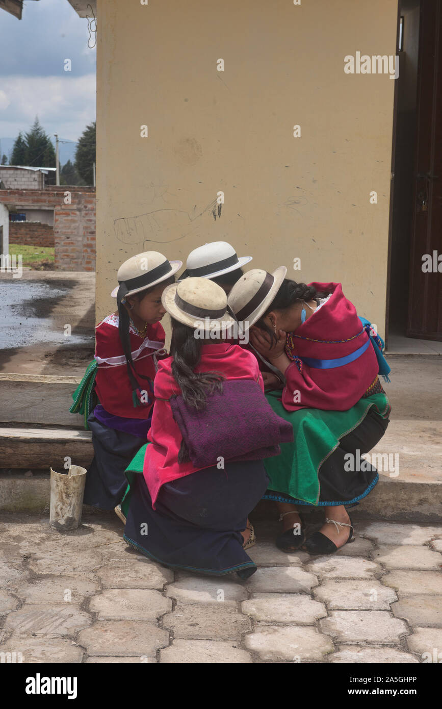 Groupe de jeunes autochtones avec des chapeaux, La Moya, Equateur Banque D'Images