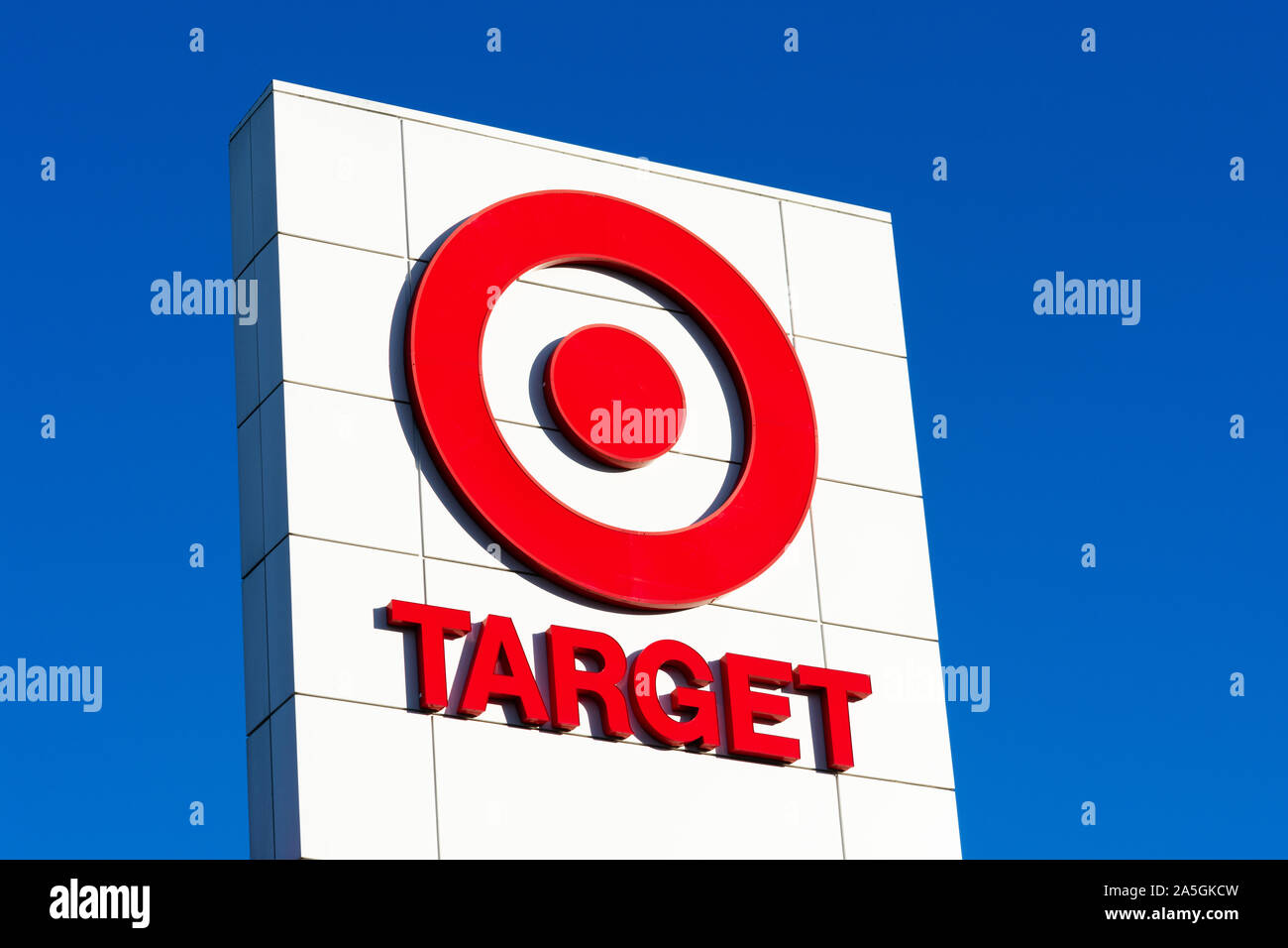 Société cible bullseye logo sur le panneau du magasin avec beau ciel bleu Banque D'Images